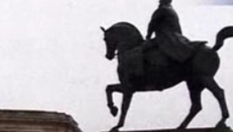 Statuia regelui Carol I din Piata Revolutiei, vandalizata de 1 Decembrie