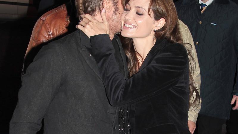 FOTO! Angelina si Brad, afectuosi pe covorul rosu