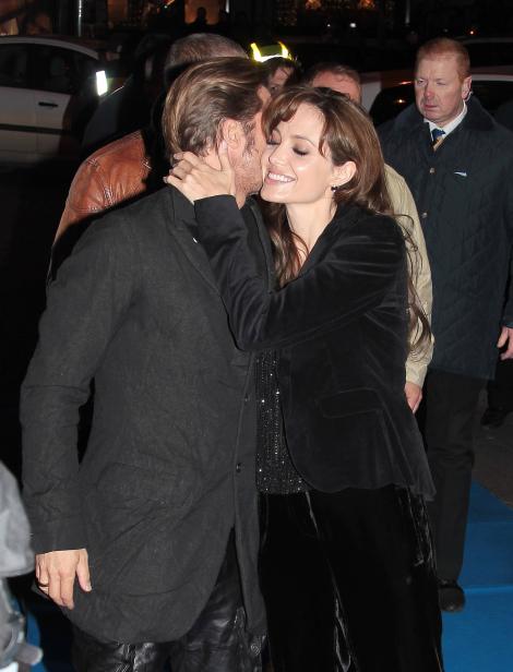 FOTO! Angelina si Brad, afectuosi pe covorul rosu