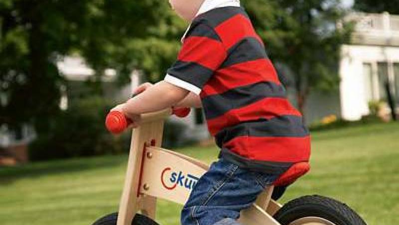 Skuut, bicicleta de lemn pentru prescolarul tau