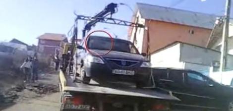 VIDEO! Politia de provincie ridica masini cu tot cu oameni