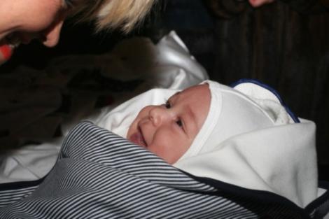 Monica Anghel si-a botezat fiul in haine Louis Vuitton