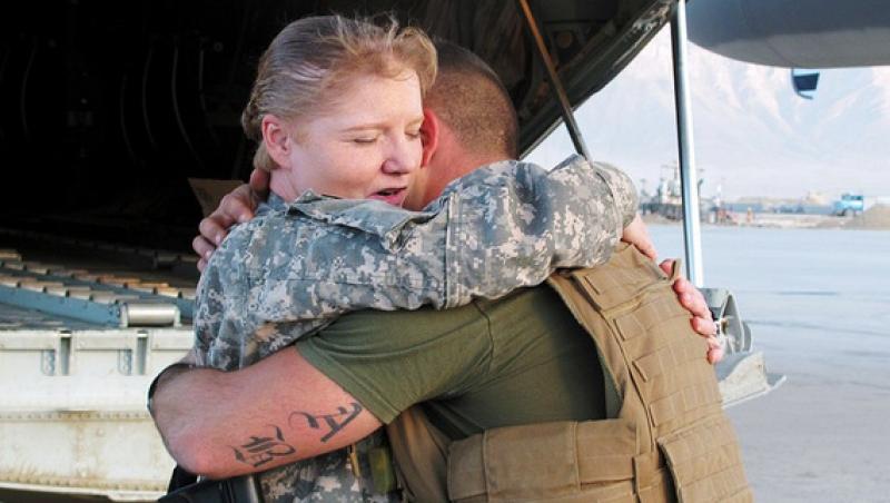 VIDEO! Un soldat din Afganistan si-a regasit mama romanca, dupa 20 de ani