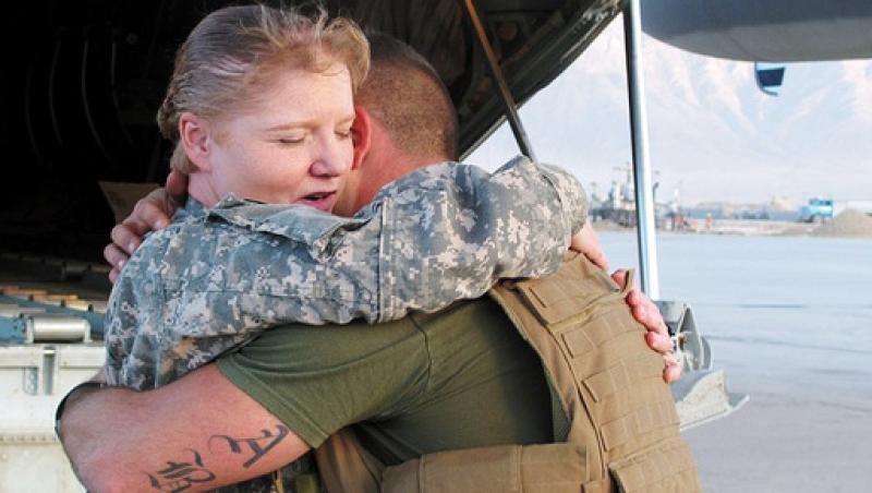 VIDEO! Un soldat din Afganistan si-a regasit mama romanca, dupa 20 de ani