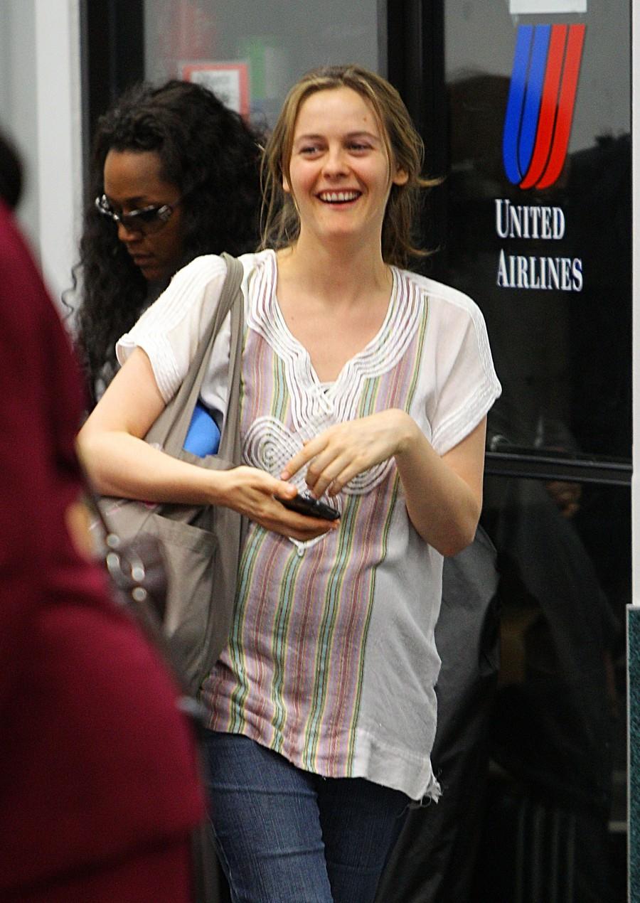 Alicia Silverstone, cu o burtica suspecta.E insarcinata?