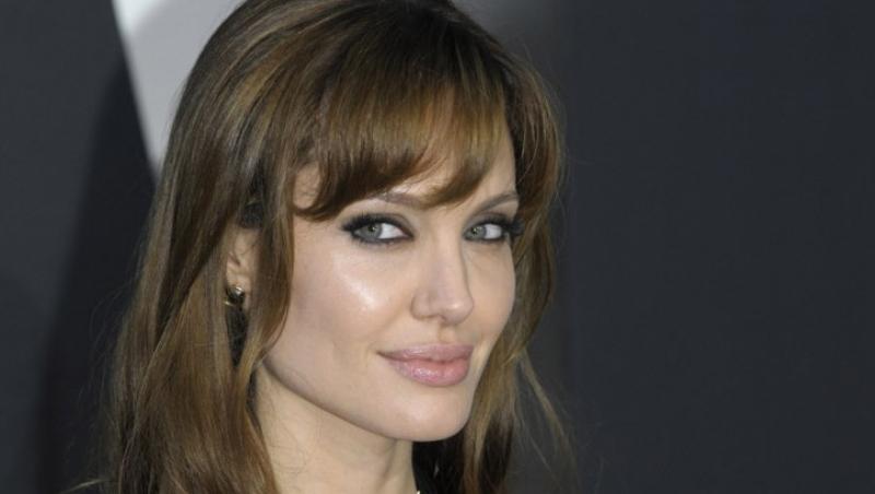Angelina Jolie nu poate sa faca nici macar o baie singura