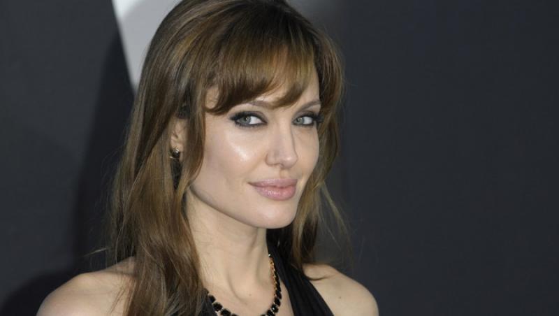 Angelina Jolie nu poate sa faca nici macar o baie singura