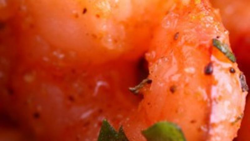 VIDEO! Doua retete cu creveti: salata si cu sos tomat