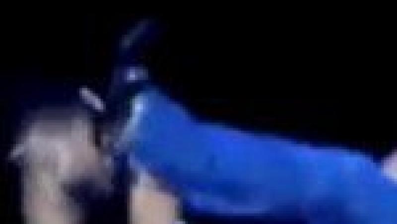 VIDEO! Usher, lovit in fata de o fana supraponderala