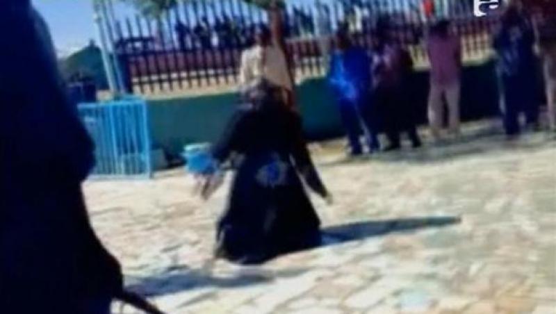 IMAGINI SOCANTE! Femeie biciuita in public de politisti in Sudan