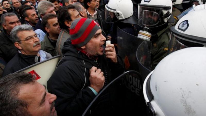 Lupte de strada la Atena: Magazine incendiate, masini vandalizate si un ministru batut