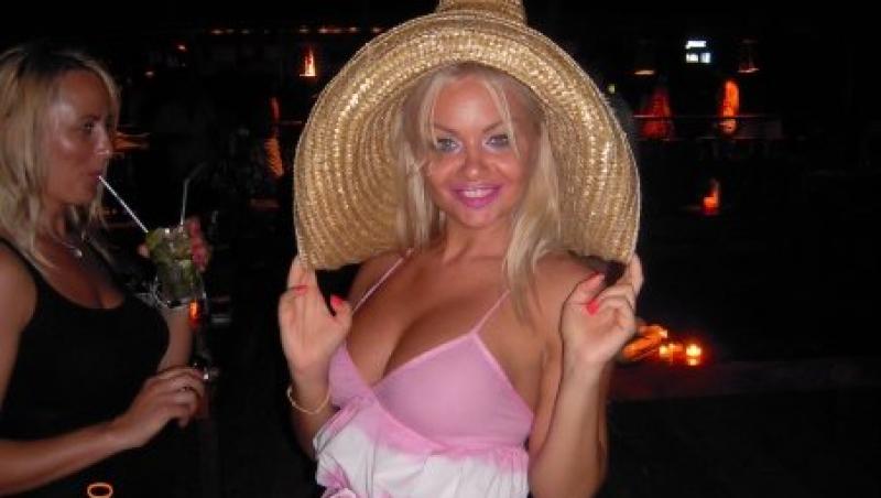 FOTO! Pamela Anderson de Romania, sexy pe Facebook