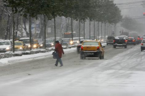 Traficul din Capitala, dat peste cap de ninsoare. Vezi zonele afectate!