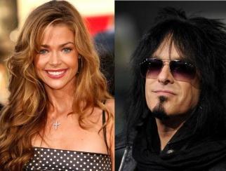 Denise Richards are o relatie cu basistul trupei Motley Crue