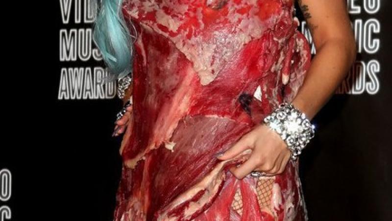 Rochia din carne a lui Lady Gaga, cea mai tare creatie a anului