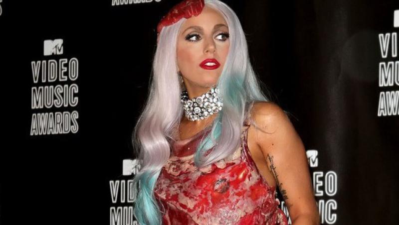 Rochia din carne a lui Lady Gaga, cea mai tare creatie a anului