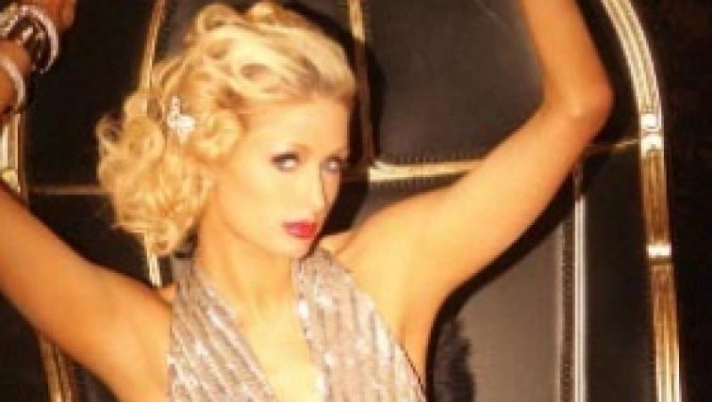 FOTO! Paris Hilton, cadoul perfect de Craciun pentru toti barbatii