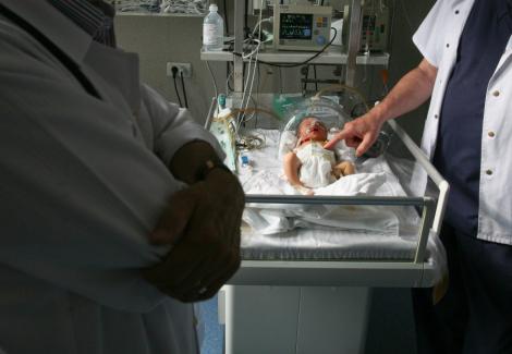 Targu-Jiu: Bebelus gasit in viata la gunoi