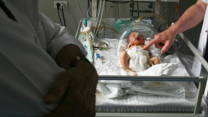 Targu-Jiu: Bebelus gasit in viata la gunoi