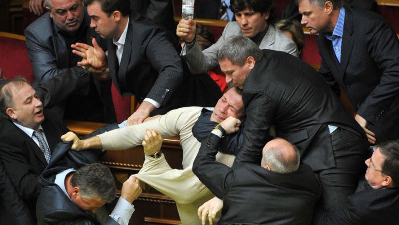 VIDEO! Bataie in Parlamentul ucrainean. Trei alesi s-au ales cu fracturi craniene!