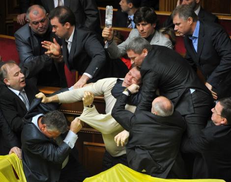 VIDEO! Bataie in Parlamentul ucrainean. Trei alesi s-au ales cu fracturi craniene!