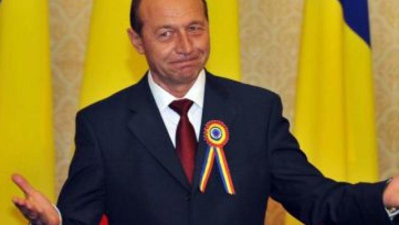 Basescu l-a decorat pe directorul STS, Marcel Opris, acuzat ca a ajutat PDL la numararea voturilor