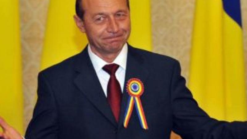Basescu l-a decorat pe directorul STS, Marcel Opris, acuzat ca a ajutat PDL la numararea voturilor