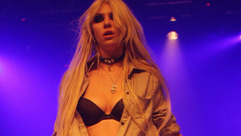 FOTO! Taylor Momsen, show sexy pe scena