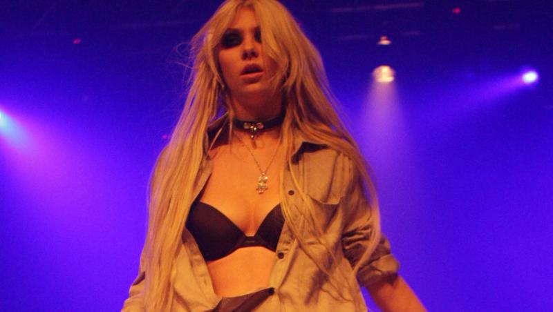 FOTO! Taylor Momsen, show sexy pe scena