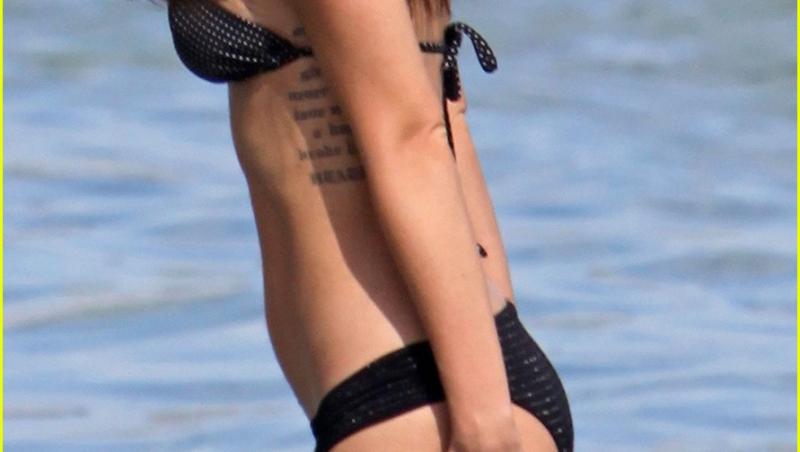 FOTO! Megan Fox, in bikini pe plaja