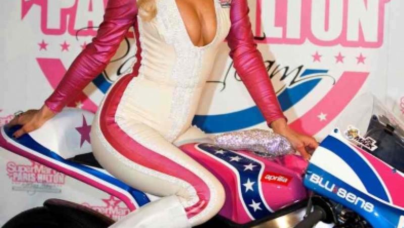 FOTO! Paris Hilton si-a prezentat echipa de Moto GP