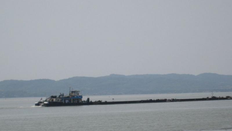 Pericol de poluare pe Dunare: O barja cu ingrasaminte chimice s-a scufundat