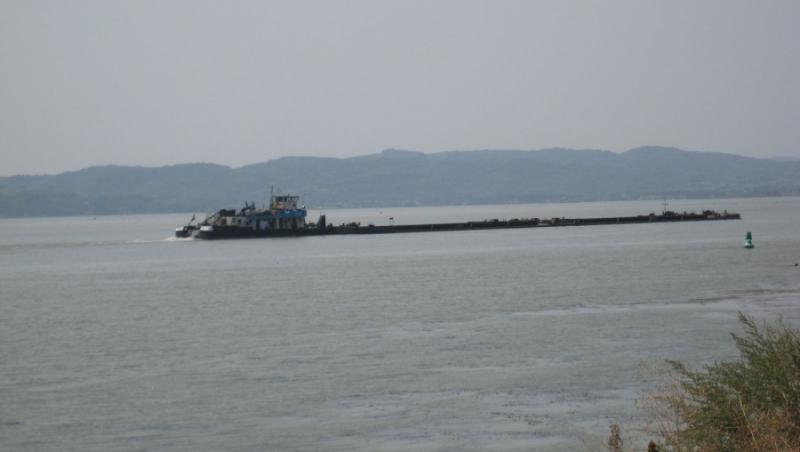 Pericol de poluare pe Dunare: O barja cu ingrasaminte chimice s-a scufundat