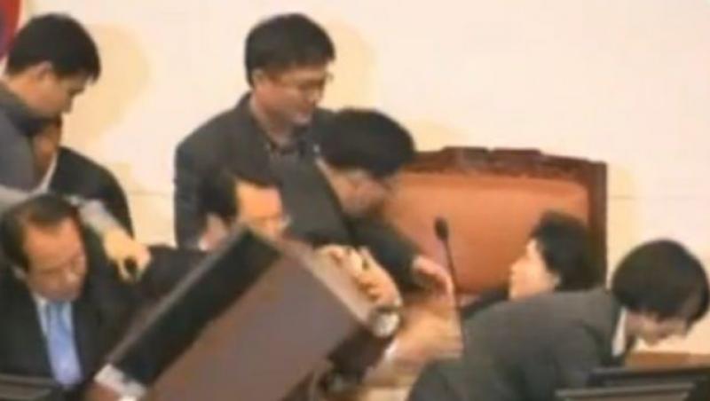 VIDEO! Scandal violent in Parlamentul Coreei de Sud