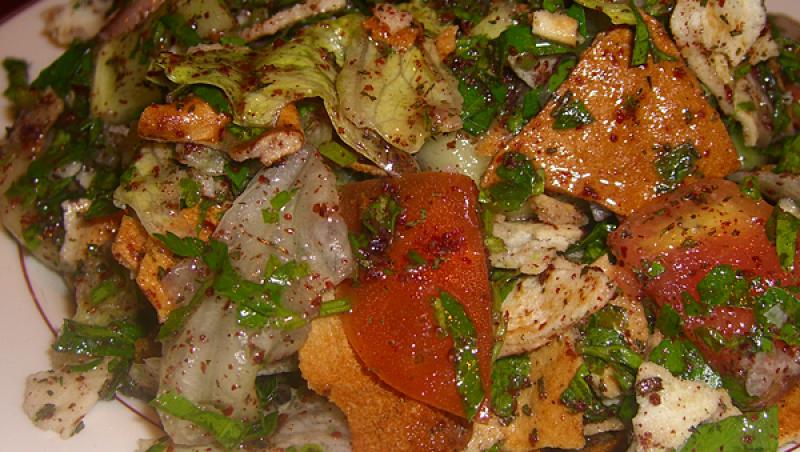 VIDEO! Doua retete de salate: Fattoush si salata de masline