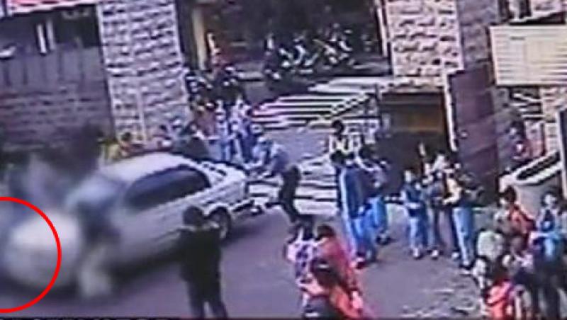VIDEO! Elevi loviti de o masina in curtea scolii