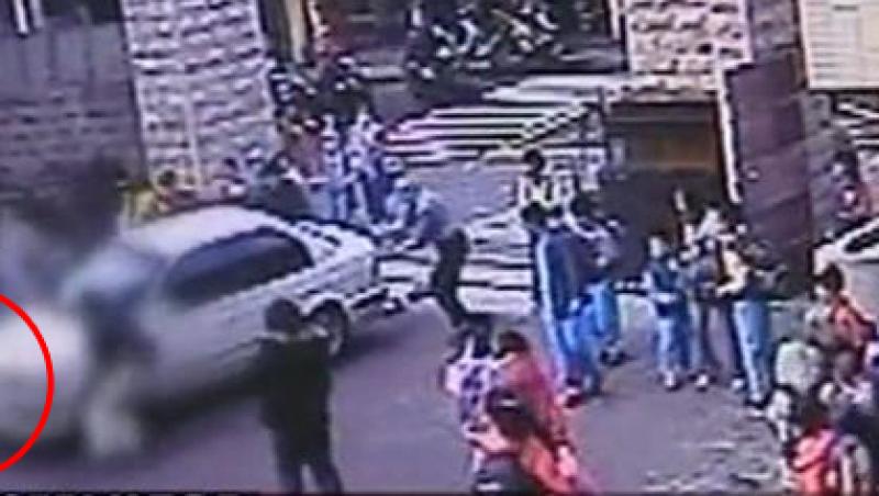 VIDEO! Elevi loviti de o masina in curtea scolii