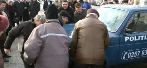 Suparare mare printre revolutionari: au mutat masina politiei pentru ca bloca inaltarea drapelului