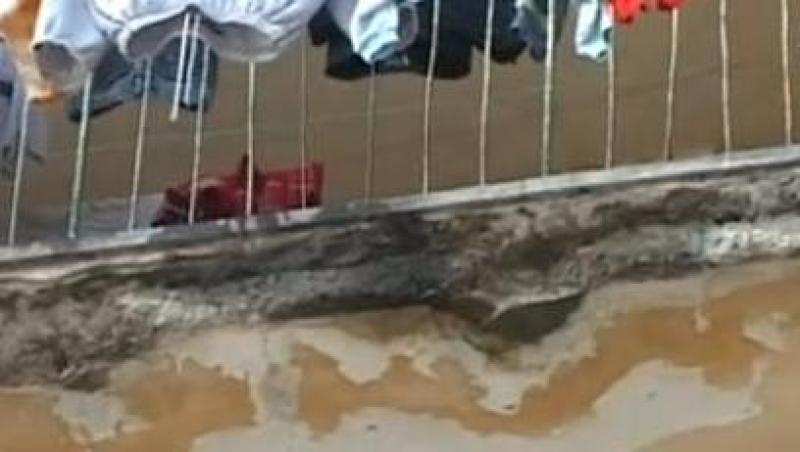 Galati: Femeie in moarte clinica, dupa ce i-a cazut in cap o bucata dintr-un balcon