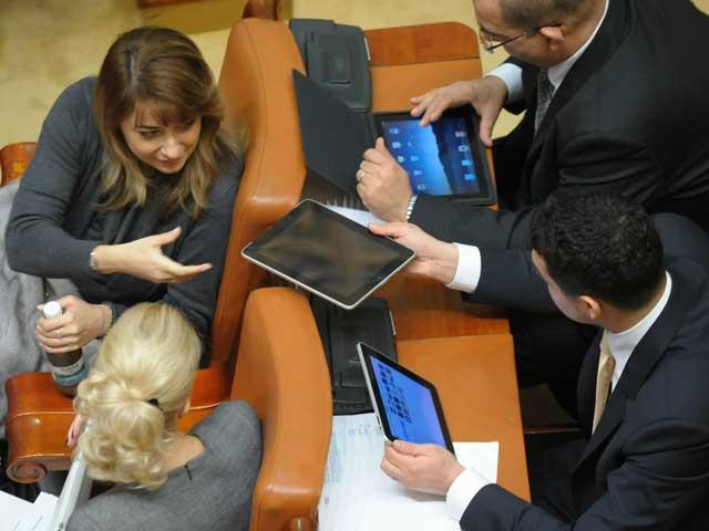 Fita de parlamentar pe timp de criza: iPad