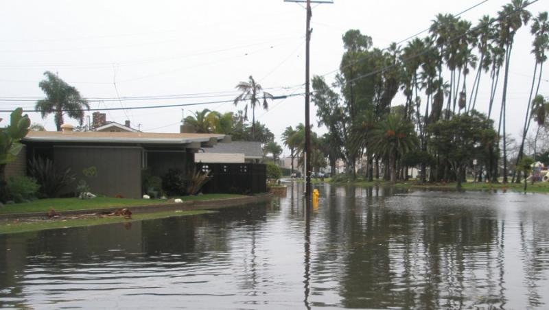 Inundatiile fac ravagii: Orase intregi acoperite de ape in Spania si SUA