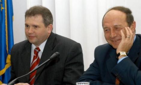 Basescu l-a decorat pe fostul procuror general Botos, in mandatul caruia a fugit Hayssam