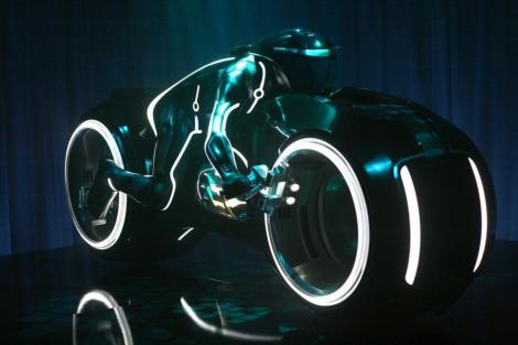 VIDEO! Vezi replica motocicletei din filmul Tron: Legacy!