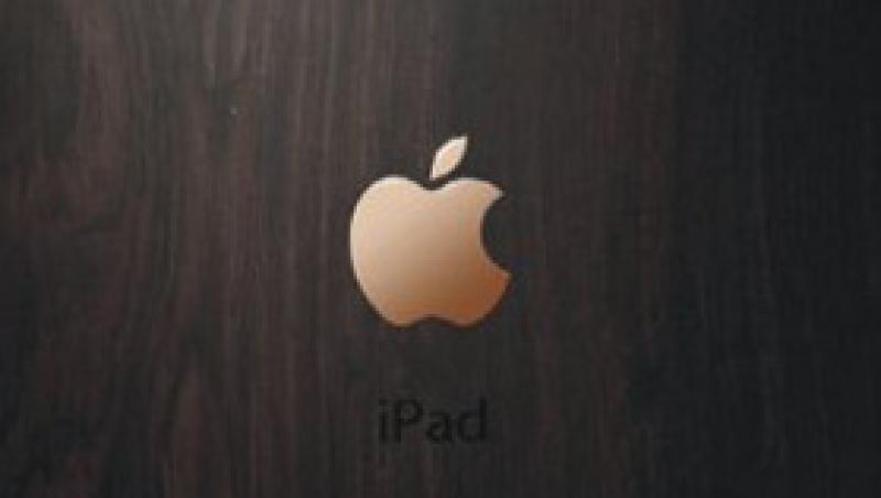 FOTO! iPad cu carcasa de lemn si logo de aur