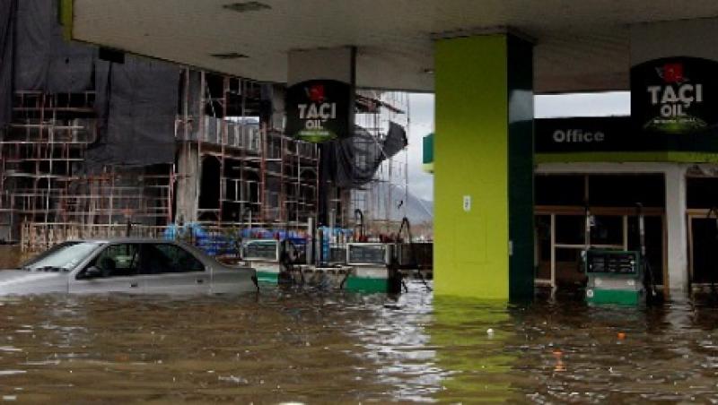 Inundatii puternice in Albania. 14.000 de oameni au fost evacuati din zonele afectate