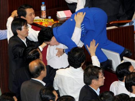 FOTO: Vot cu pumni si picioare in Parlamentul sud-coreean