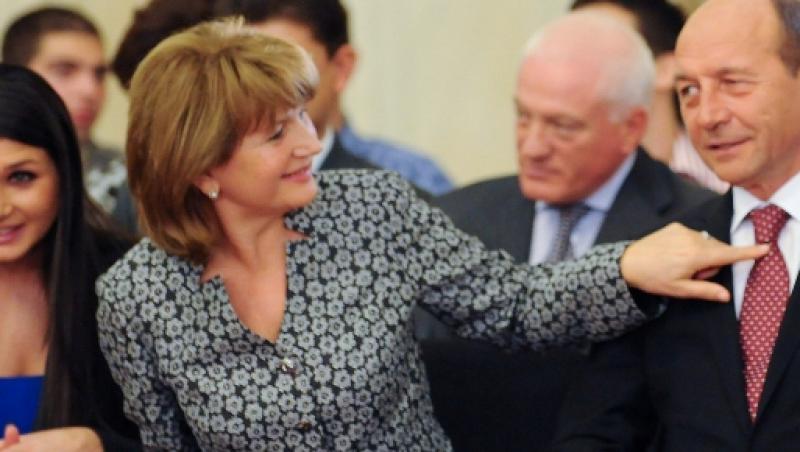 Minte presedintele? Sotia spune ca a fost casnica, Basescu ca s-a intors la munca dupa 3 luni