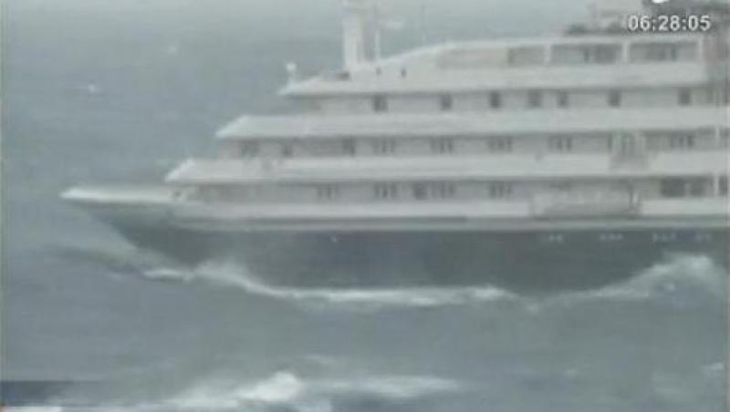 VIDEO! O nava de croaziera cu romani la bord a fost avariata de un val urias