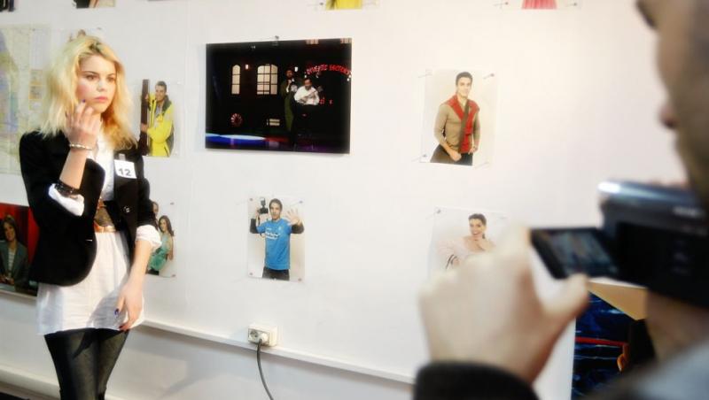 Pazea! Blonde fatale la casting!