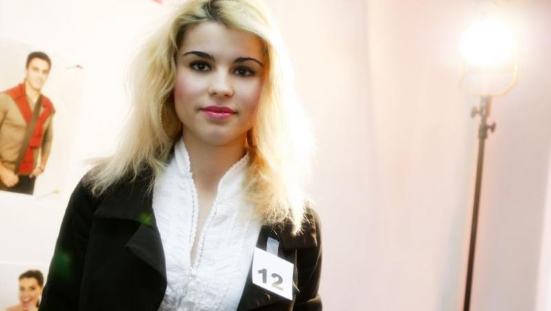 Pazea! Blonde fatale la casting!